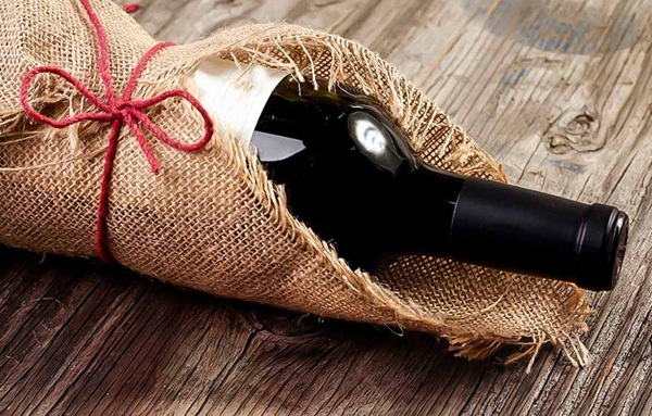 vino envuelto para regalo